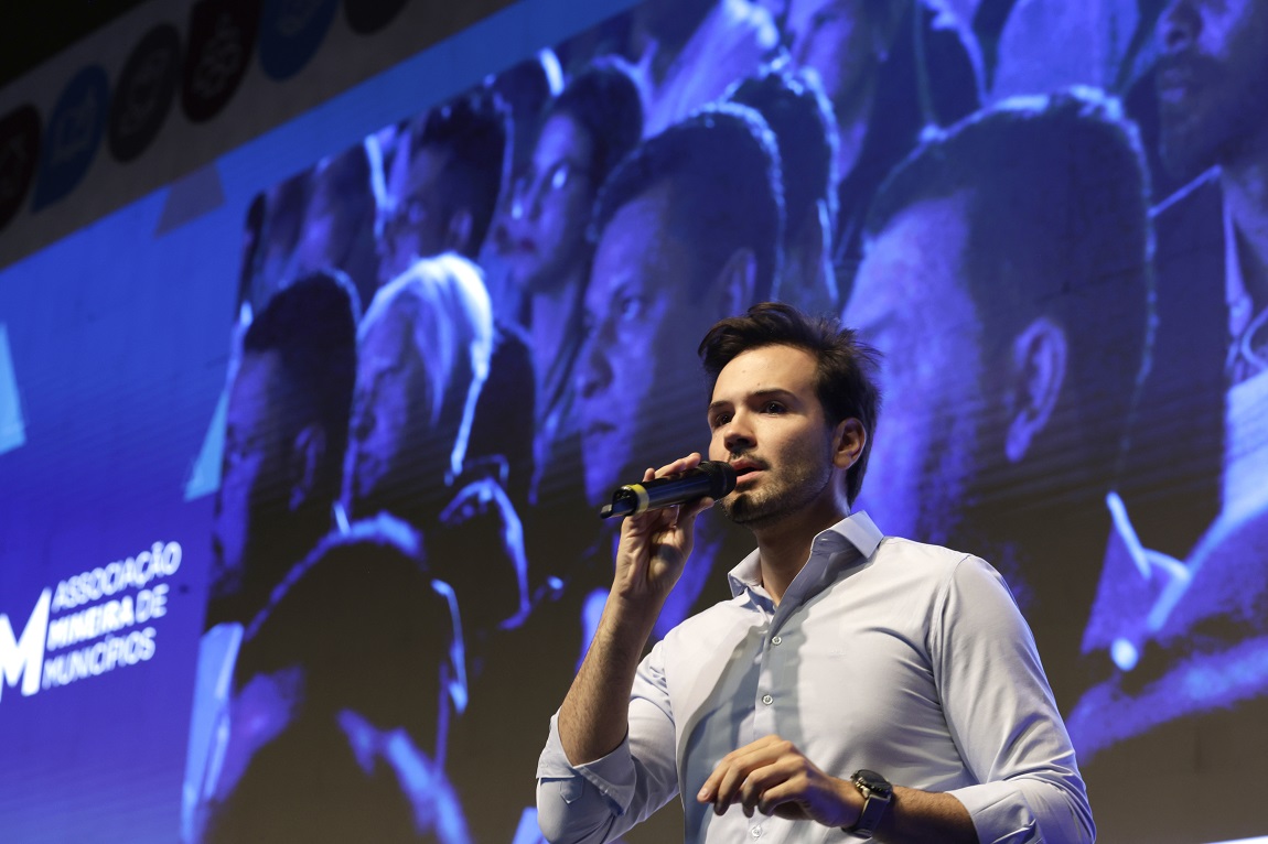 Tadeu Leite participa de abertura de Congresso de Vereadores